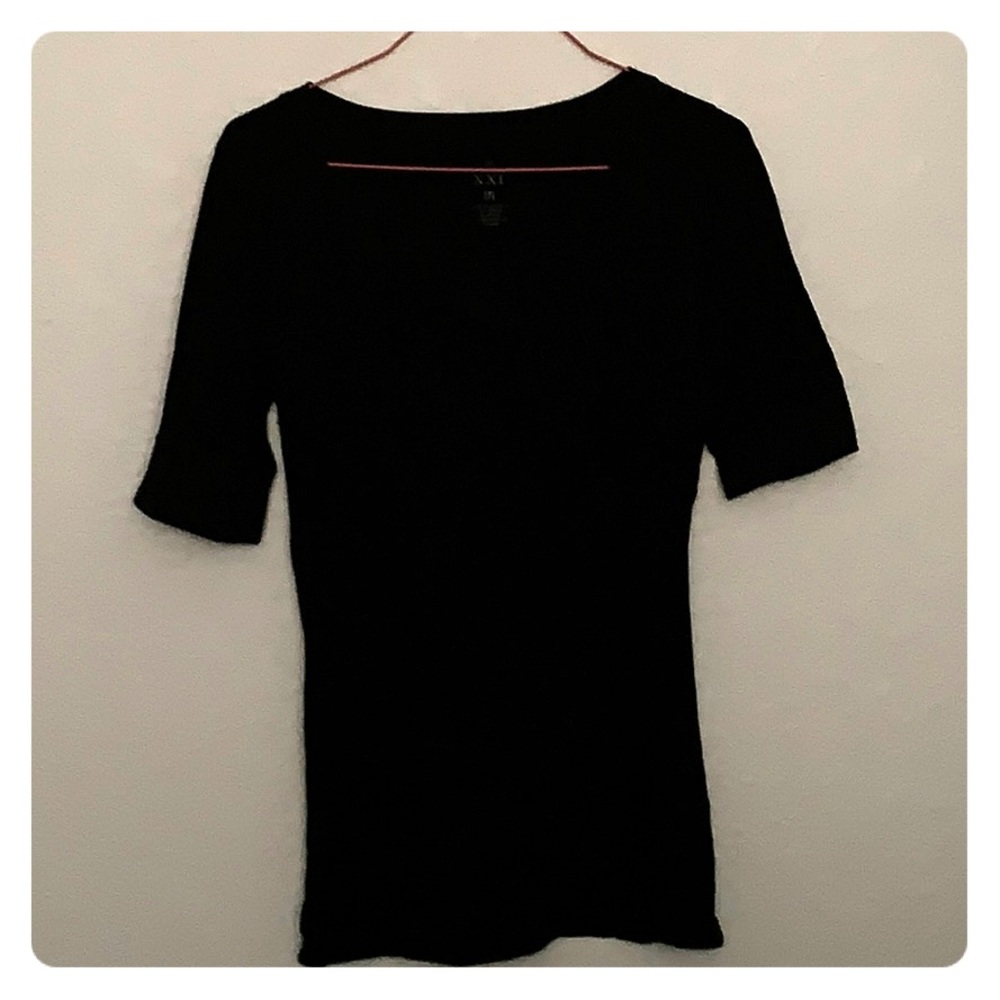 Fitted V-neck T